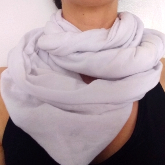 🌟 Free with Purchase. White Infinity Scarf - Picture 3 of 3